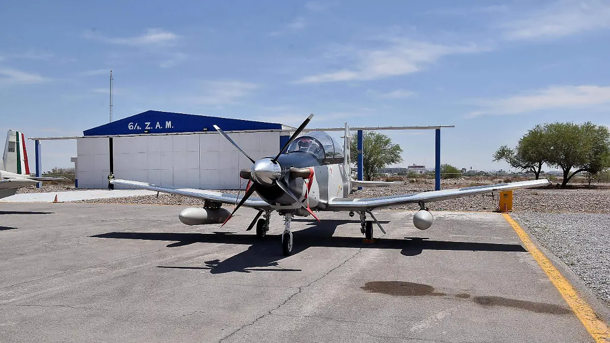 Pilotos de la Fuerza Aérea Mexicana en un sobrevuelo de gala en Torreón