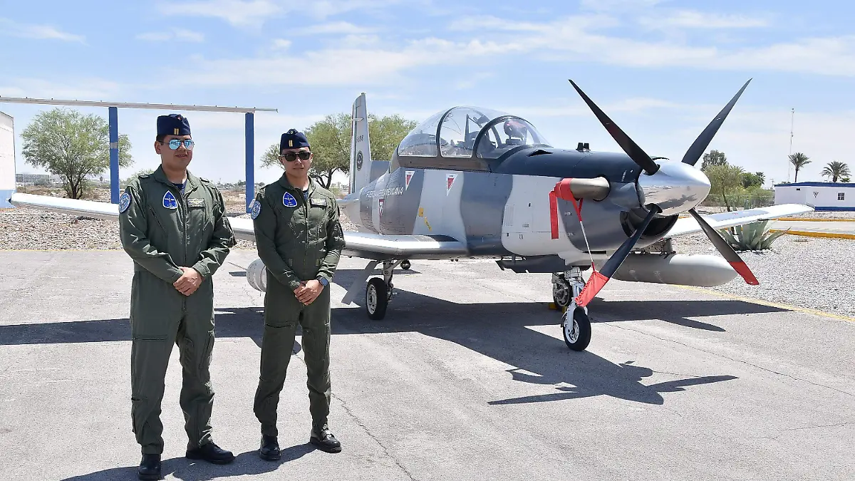 Pilotos de la Fuerza Aérea Mexicana en un sobrevuelo de gala en Torreón