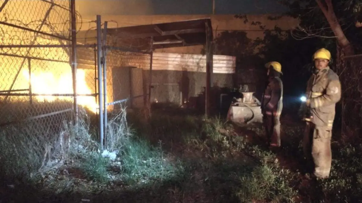 Se reporta fuerte incendio de maleza junto al antiguo Cereso