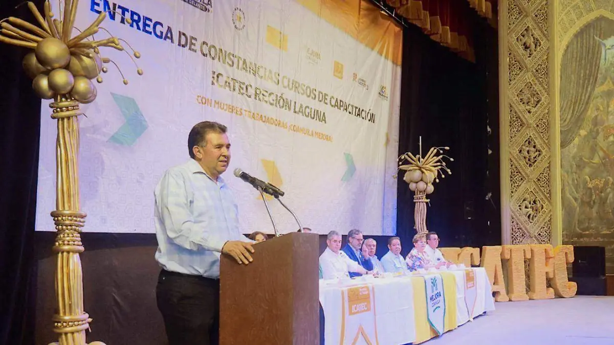ICATEC entrega cerca de 800 constancias en Torreón