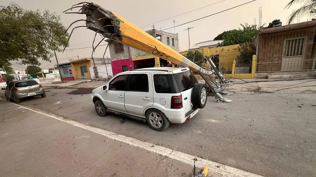 Poste de la CFE cae sobre camioneta en ejido El Perú