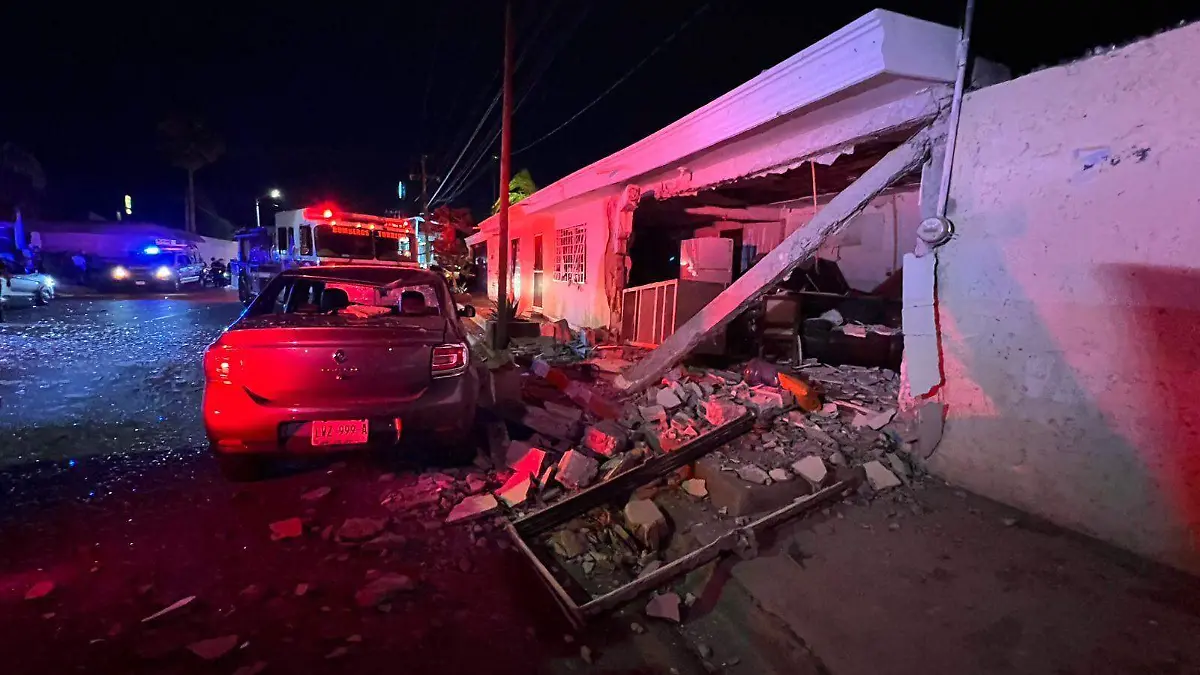 Explota vivienda tras acumulamiento de gas en Palmas San Isidro; hay lesionado grave