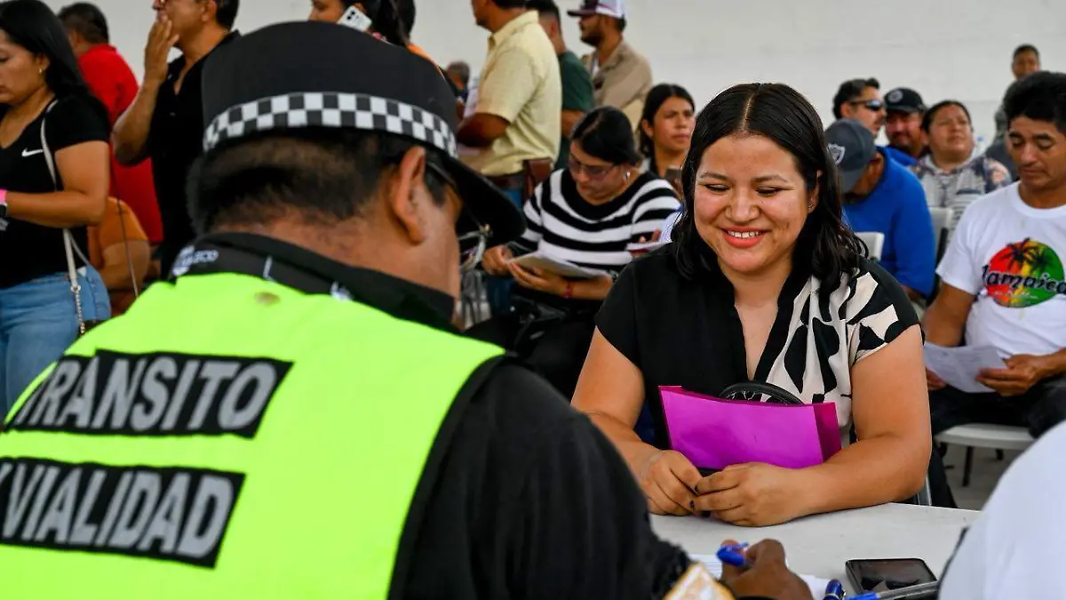 Todo un éxito el módulo multipago de recaudación de rentas en León Guzmán