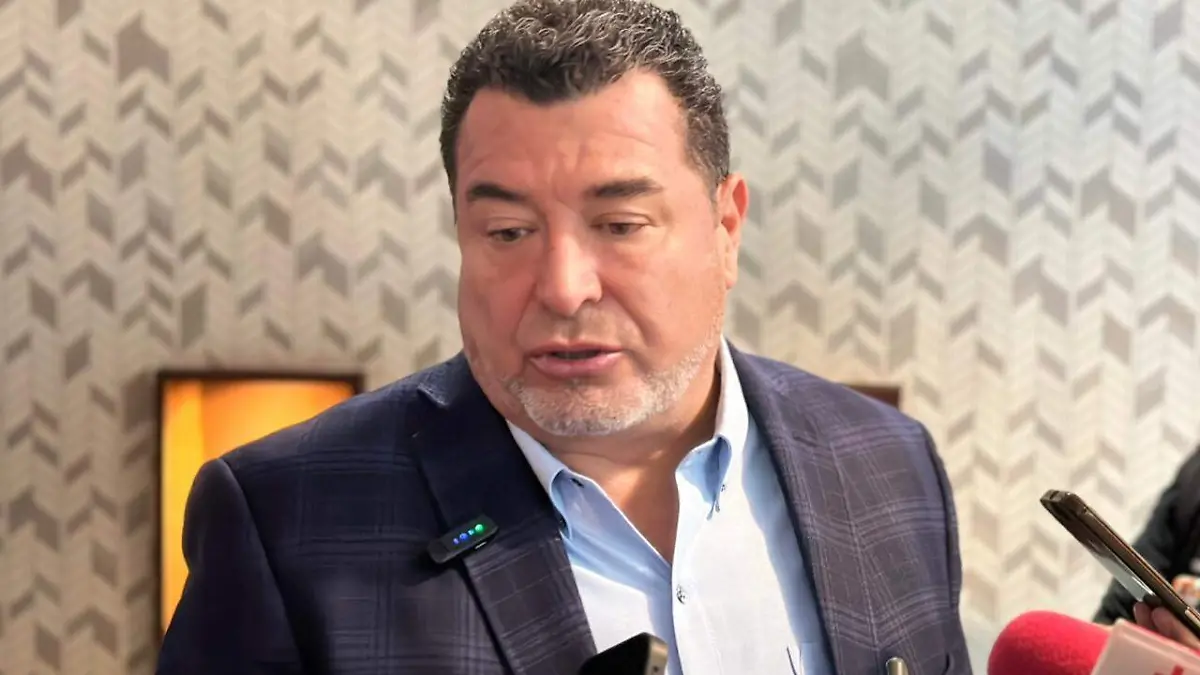 Lic. Carlos Centeno Aranda, empresario restaurantero, durante la entrevista en la que analizó el impacto del Mundial de la FIFA en el sector de alimentos y bebidas