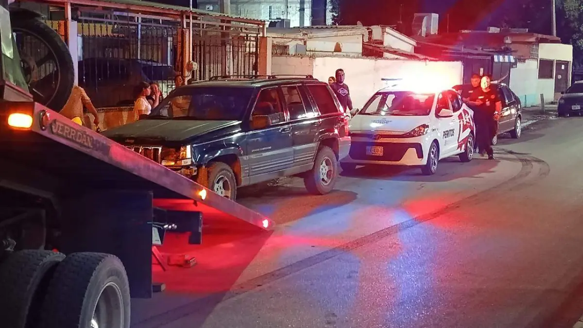 Motociclista choca contra Cherokee y termina con fractura en pierna