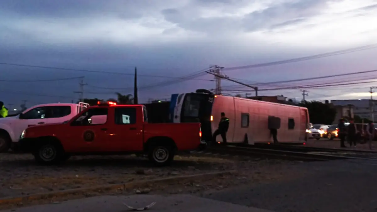 tren-arrastra-bus-celaya