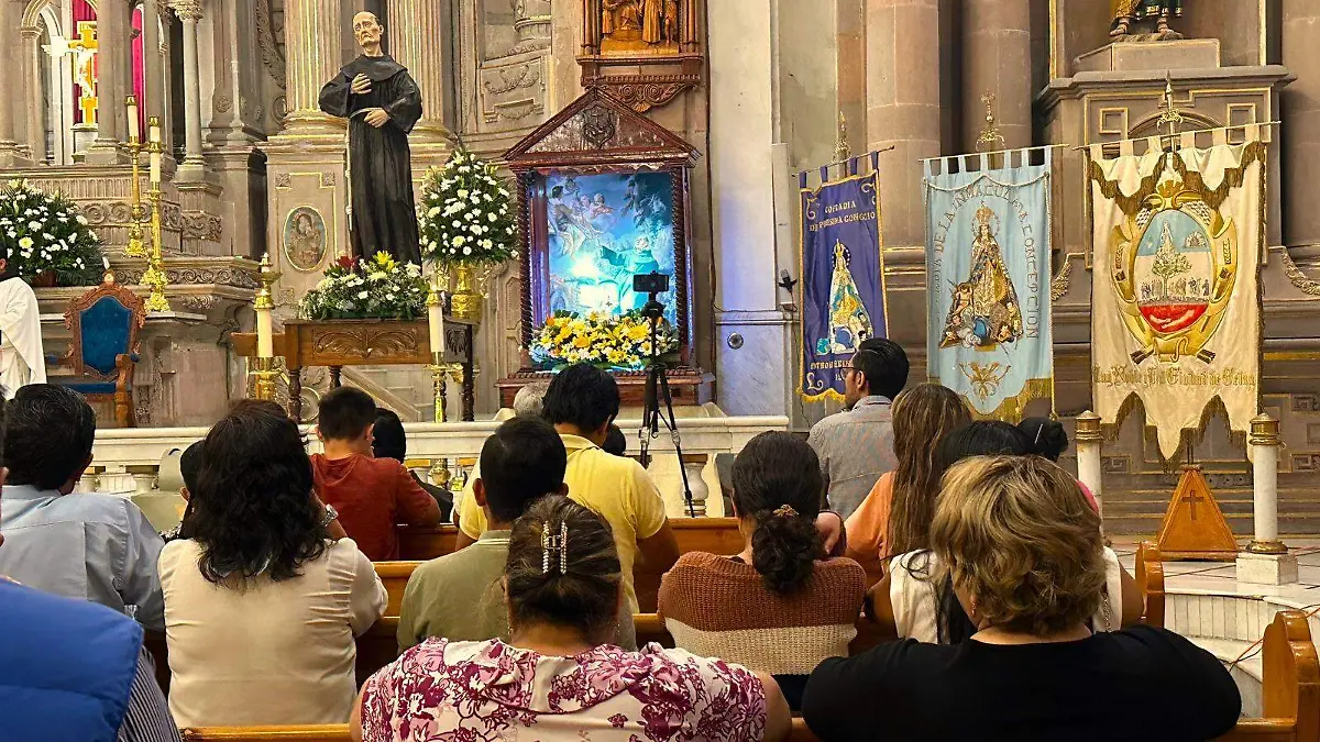 Visitan-reliquias-del
