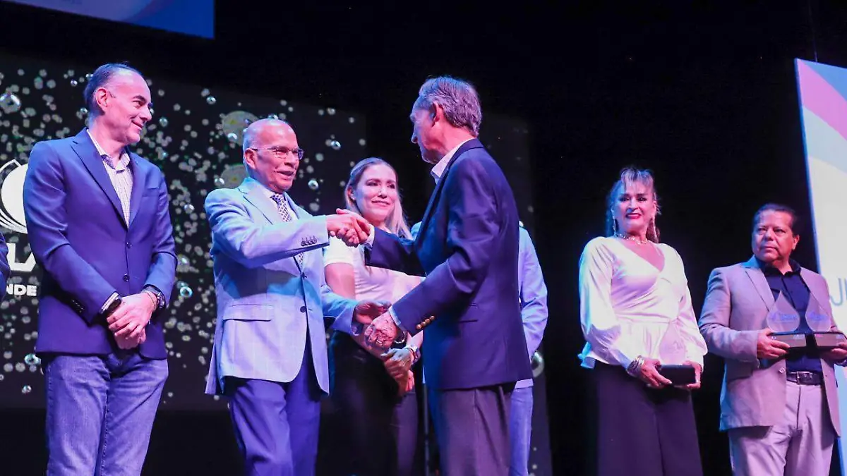 Ahí-se-entregaron-reconocimientos 