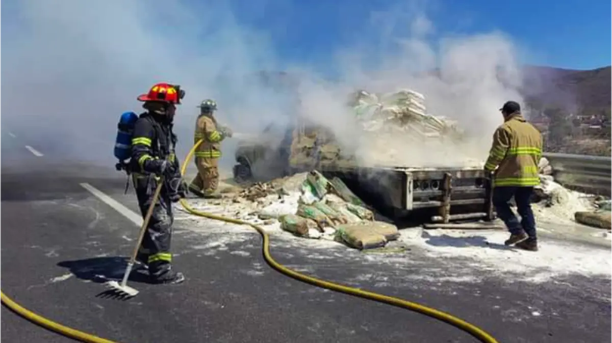 se-incendia-vehiculo-en-comonfort