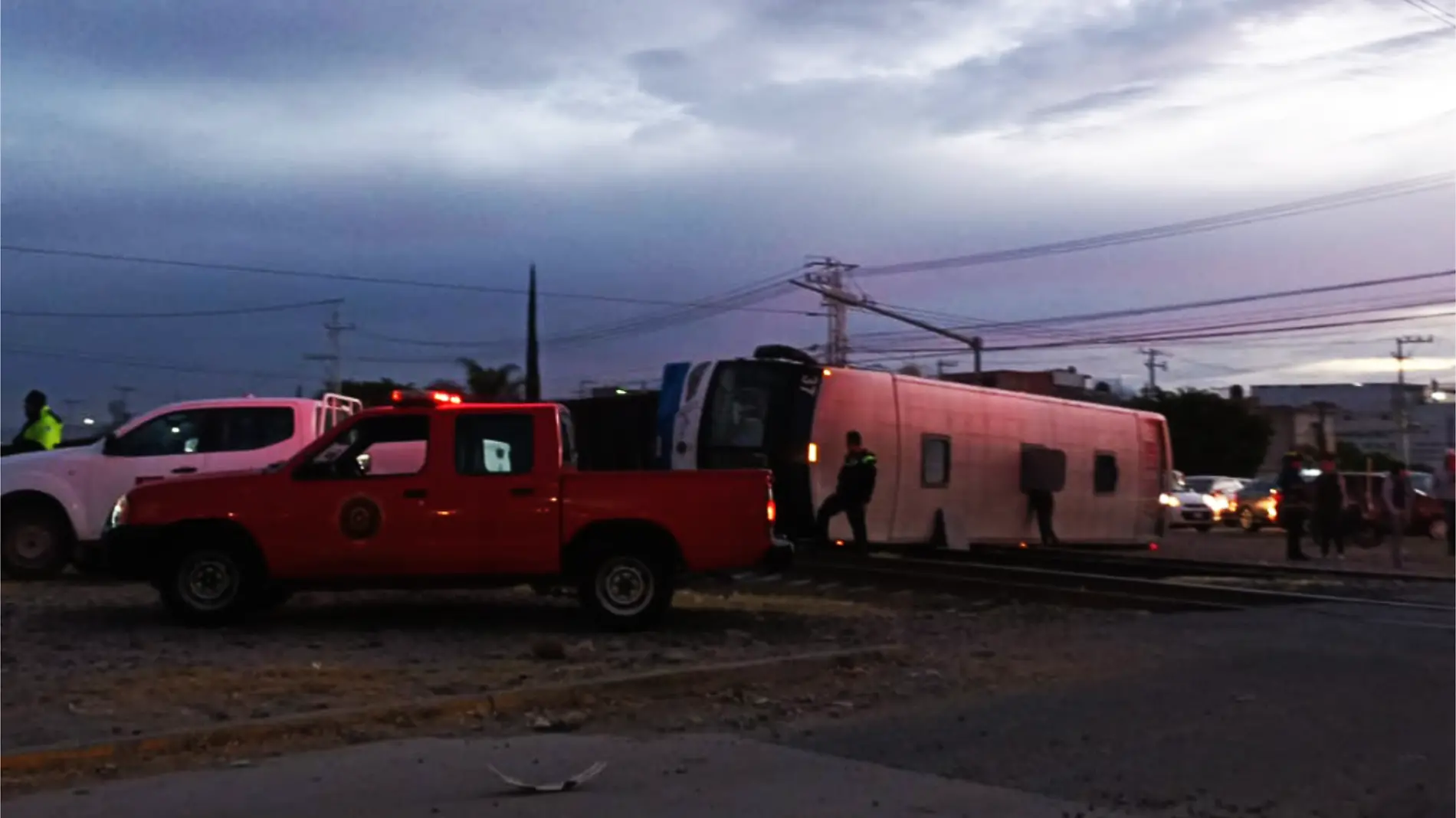 tren-arrastra-bus-celaya