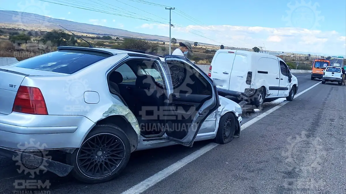 se-accidentean-tres-vehiculos