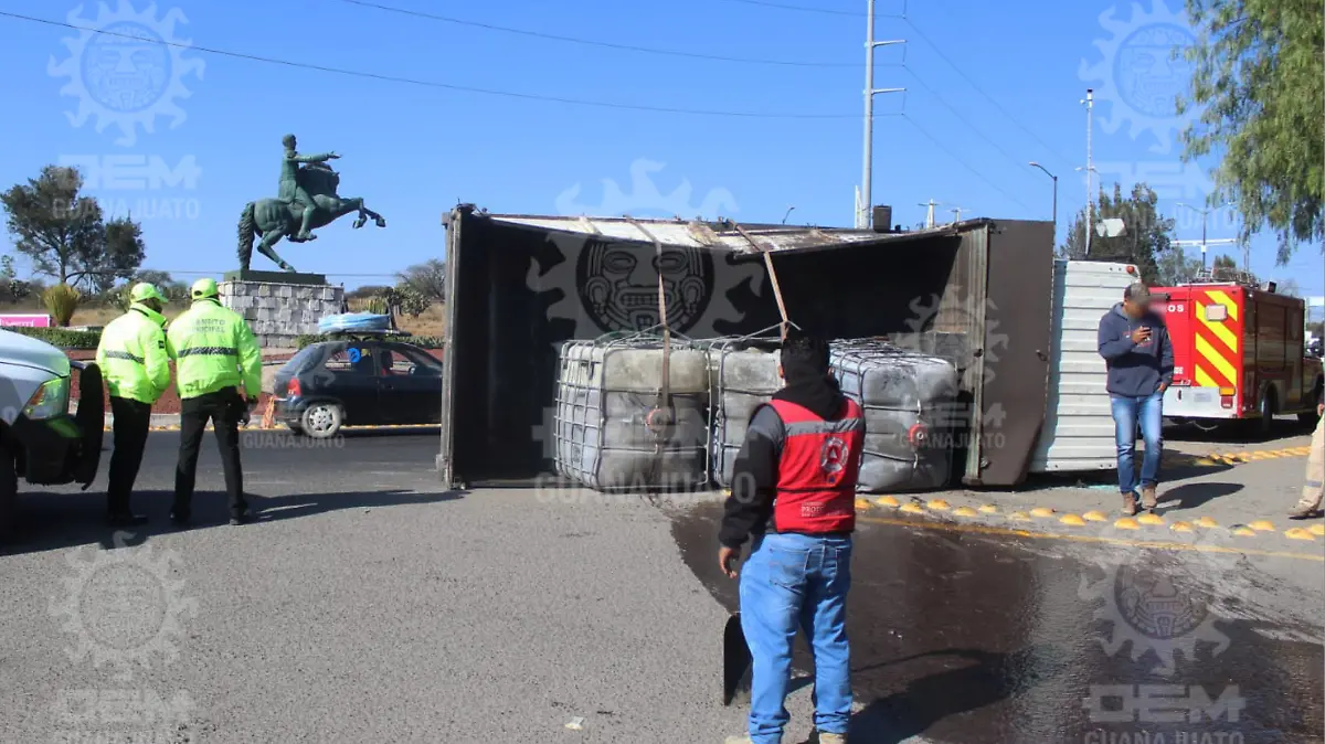 se-vuelca-camión-con-silicato