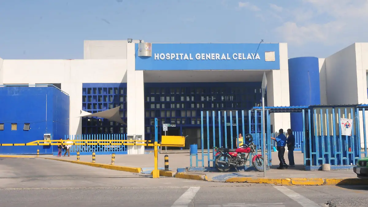 el hombre recibe atencion medica en el hospital