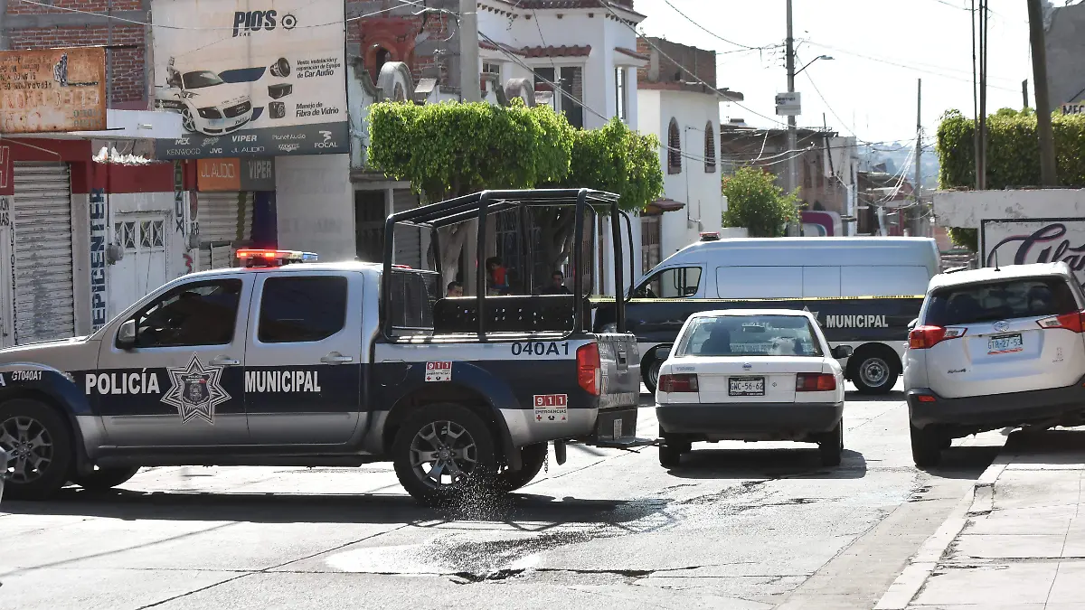 Policías acordonaron el área.