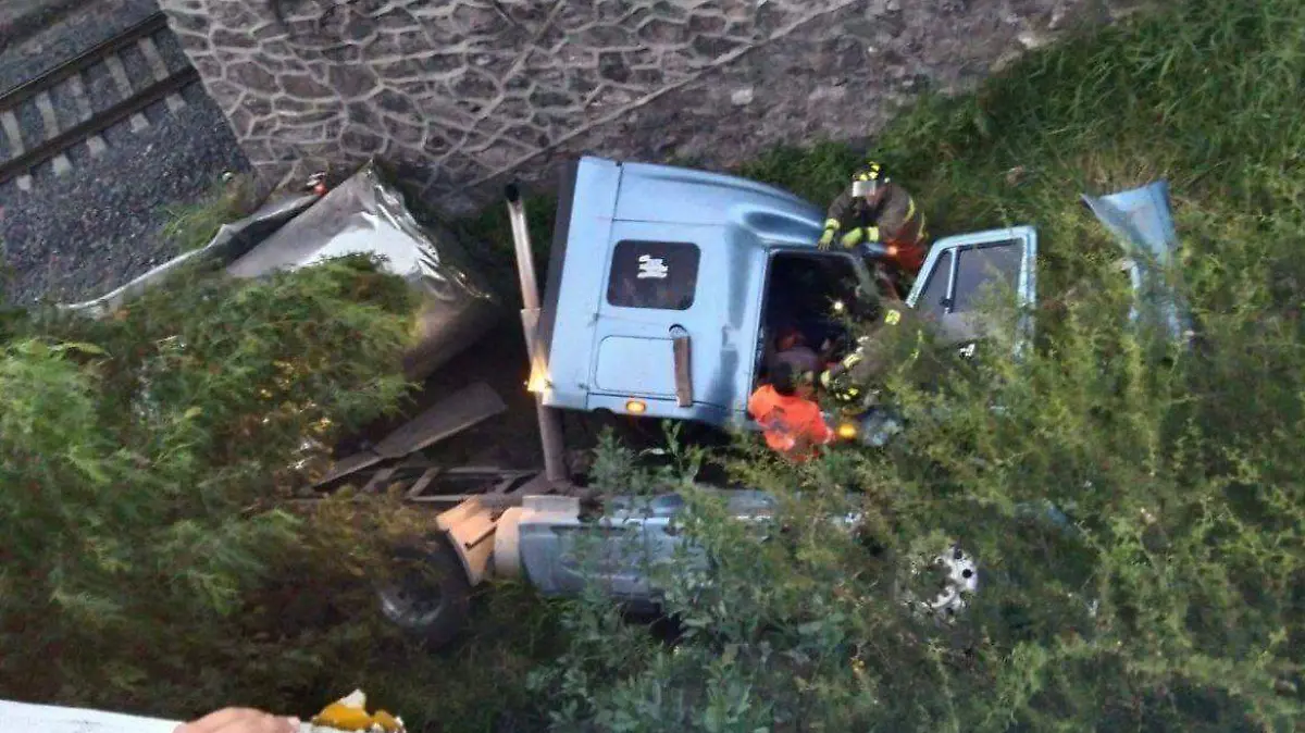 accidente-trailer-cel-qro