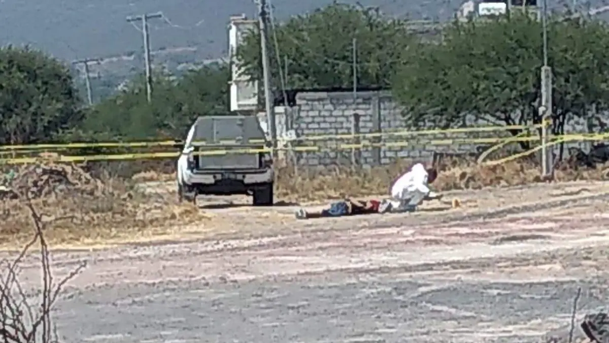 el hombre estaba a un costado de la carretera