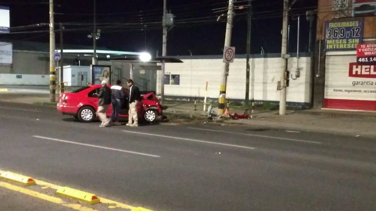 el vehiculo se impacto contra poste