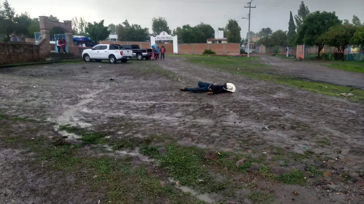 el cadaver quedo tirado frente al templo