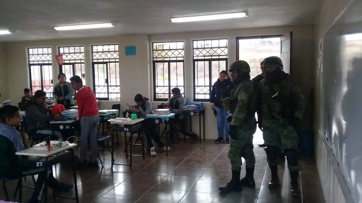 Policia Militar ingreso a las instalaciones d ela escuela