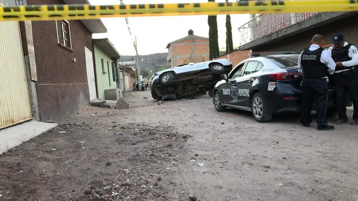 el vehiculo quedo sobre la acera