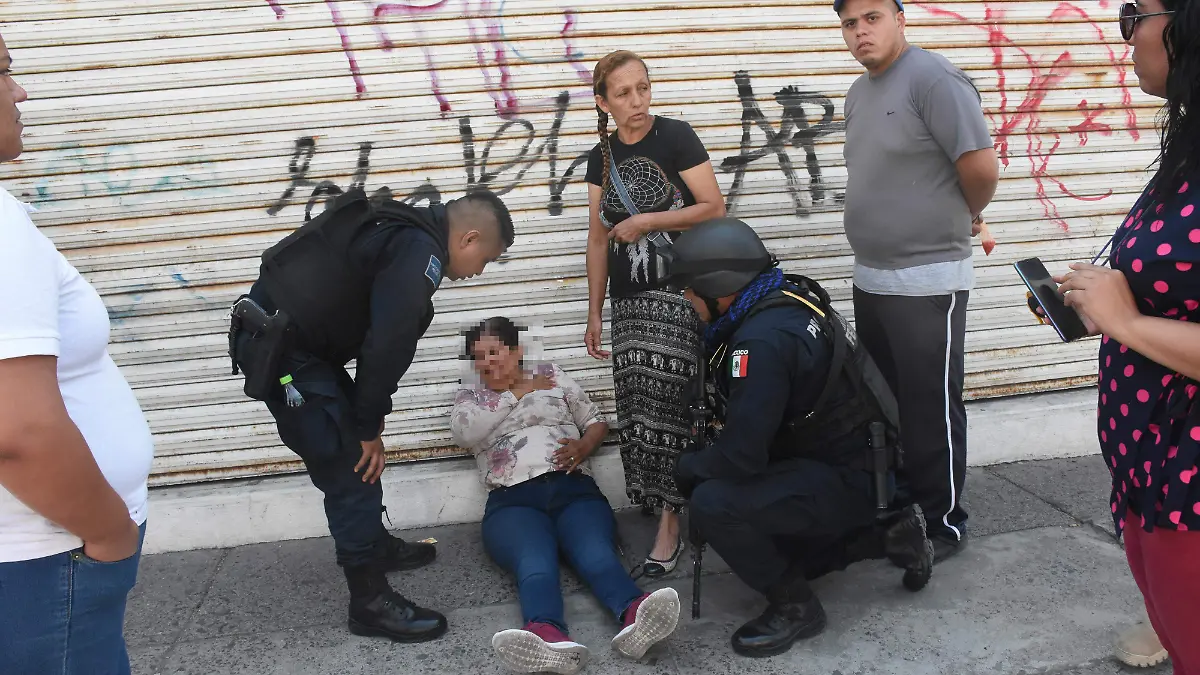 la mujer entro en panico y pidio ayuda ok