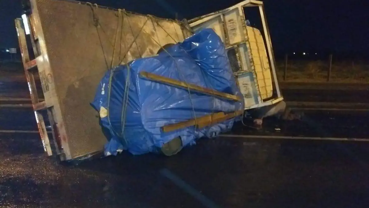 la camioneta quedo volcada