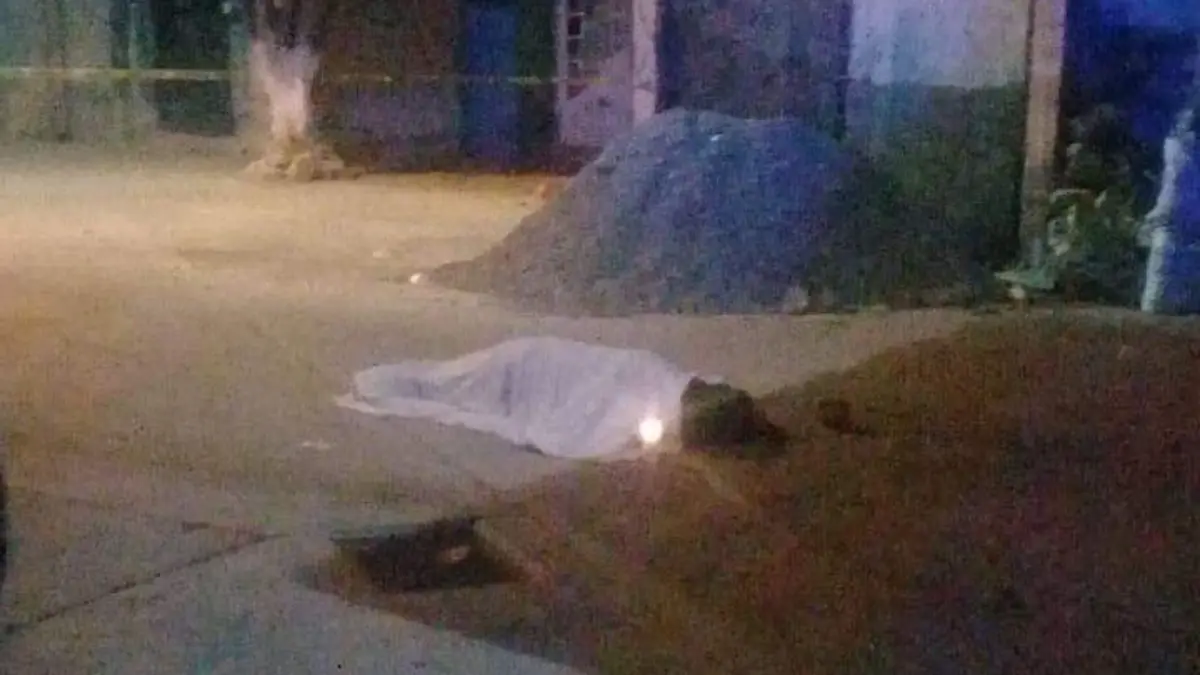 el hombre quedo sobre la banqueta sin vida