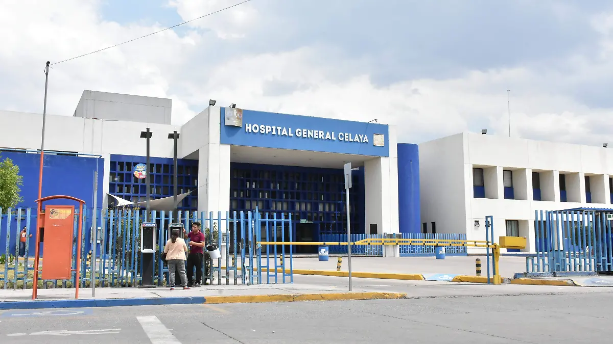 el hombre recibe atencion medica en el hsopital genreal