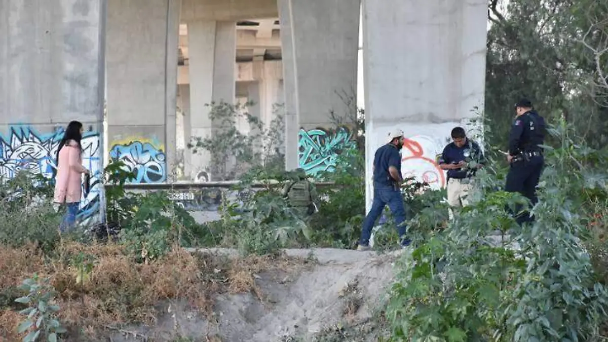 Peritos y Policía Municipal, trabajando en el lugar del incidente_