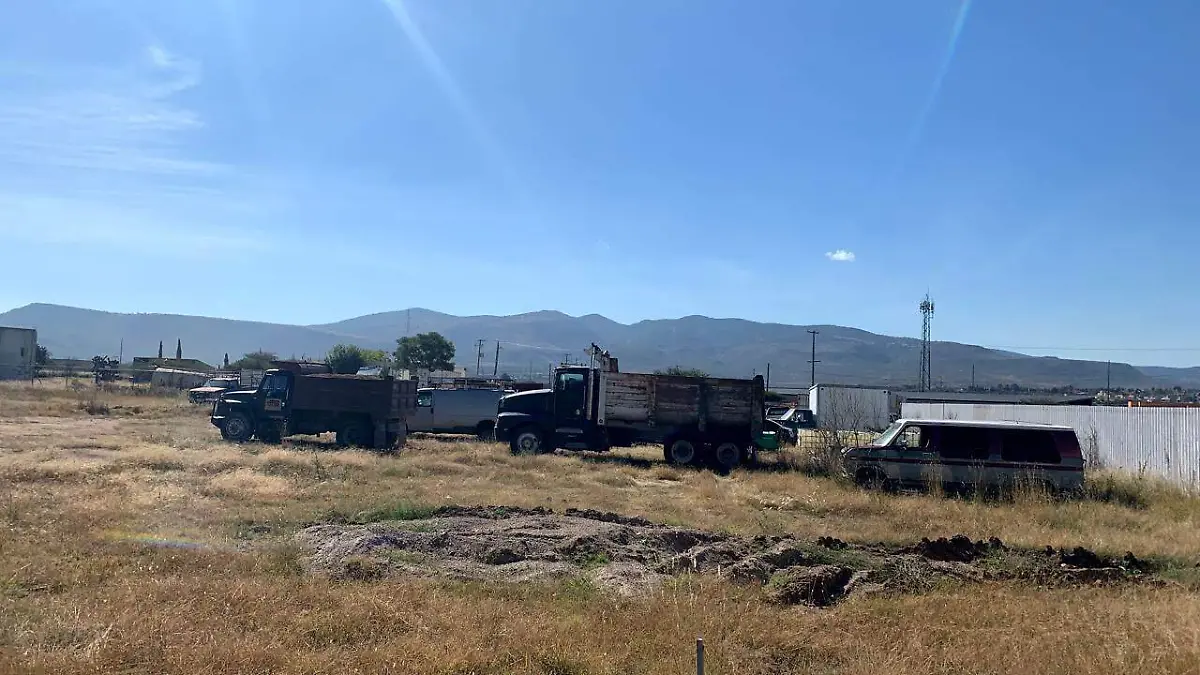 Tolvas cargando arena