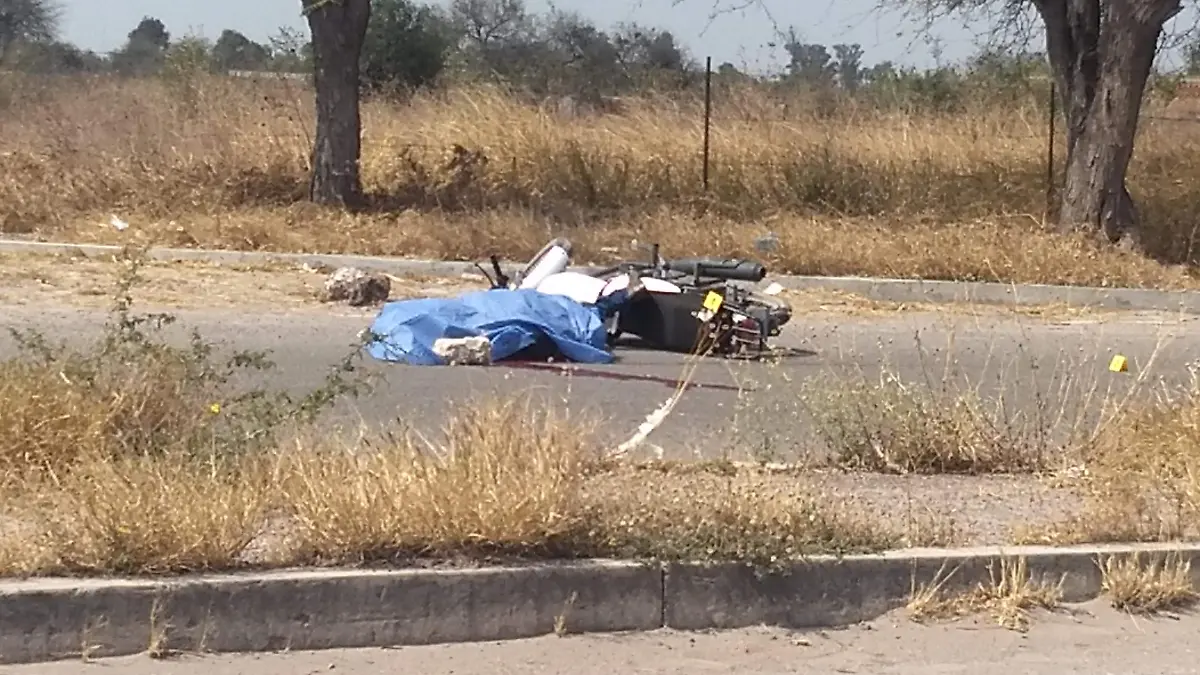 el cadaver quedo a un costado de al motocicleta