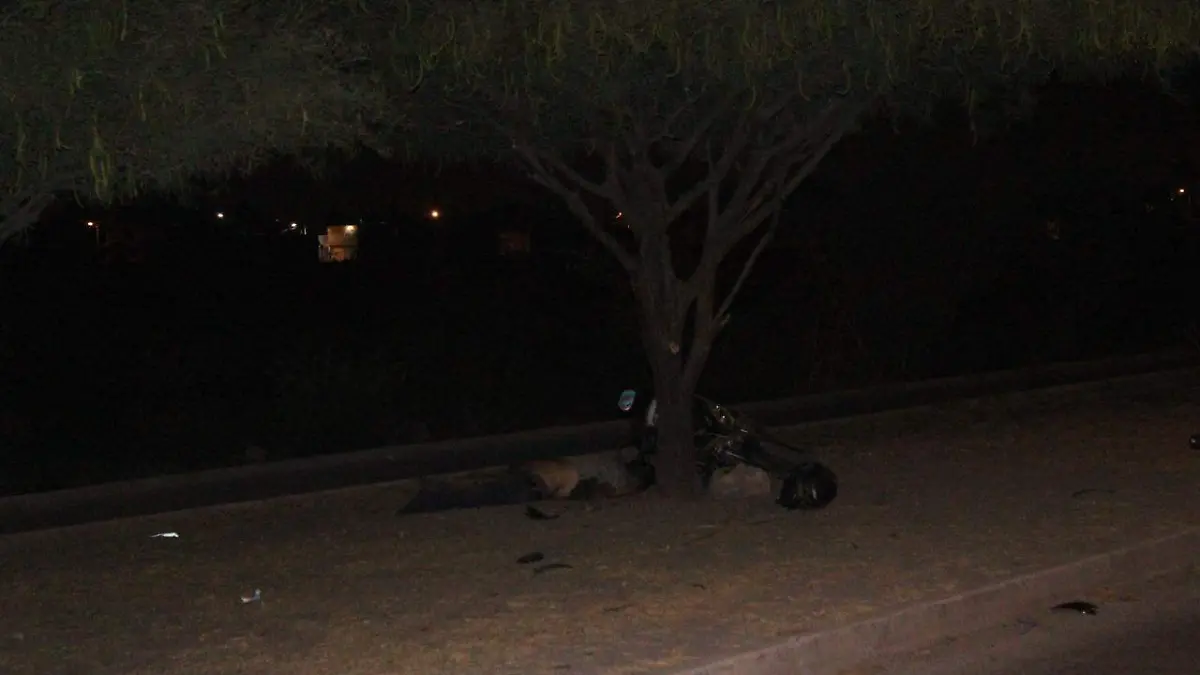 el hombre quedo tirado a un c ostado