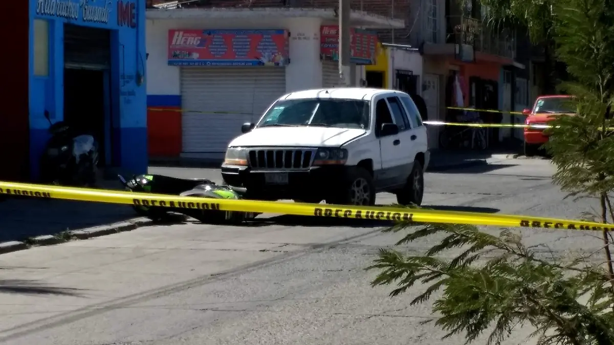 la camioneta blanca quedo  sobre la via publica okok
