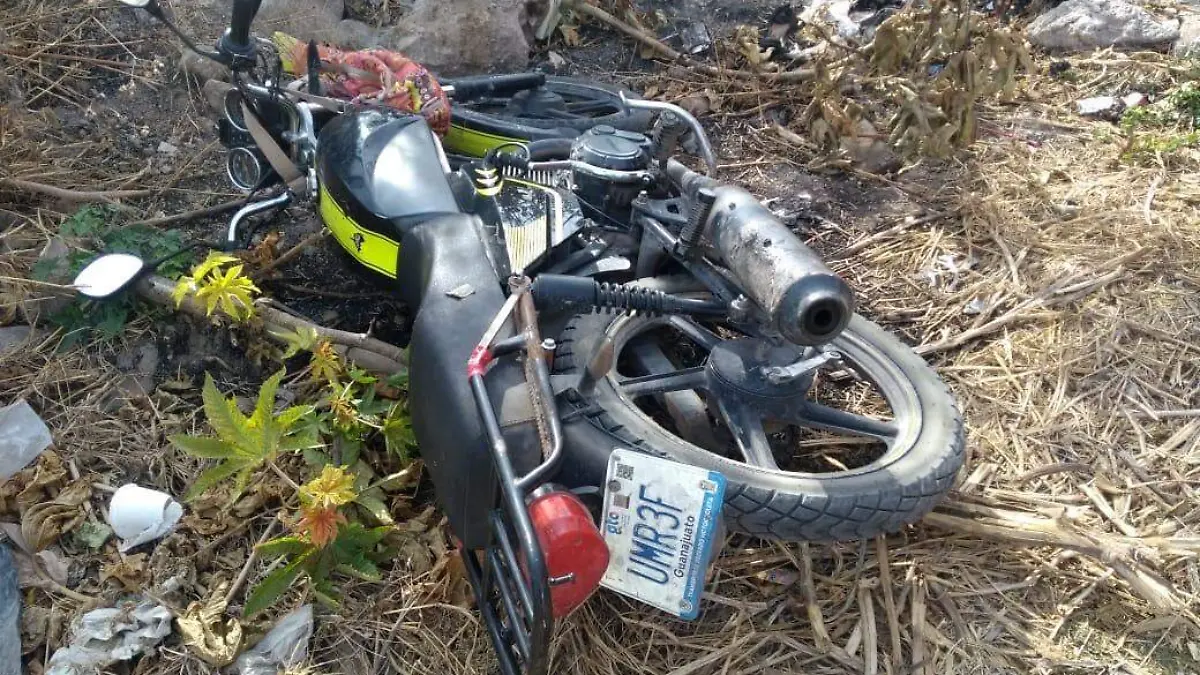 la motocicleta fue abandonada en un baldio