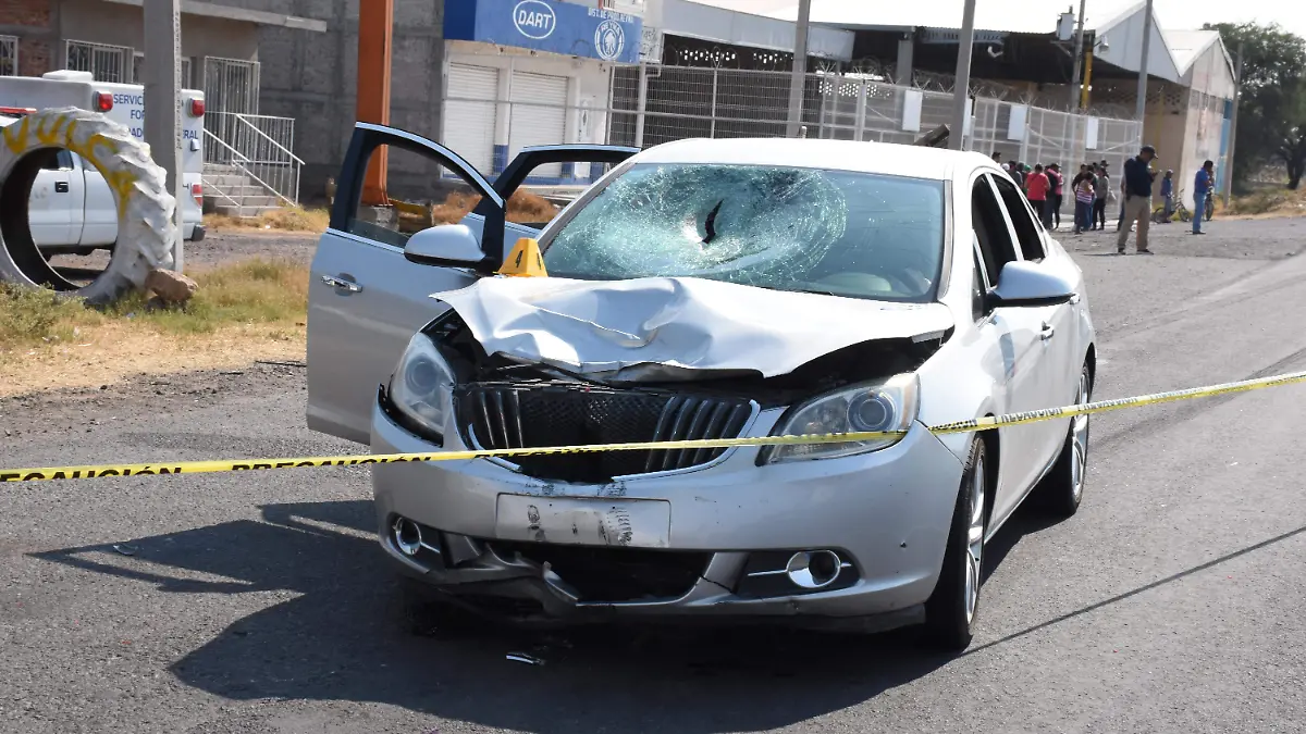 el vehiculo quedo con dalñso en la parte d eenfrente