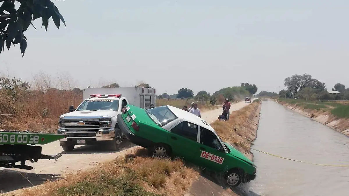 luego de uno minutos el taxi fue sacado a la superficie