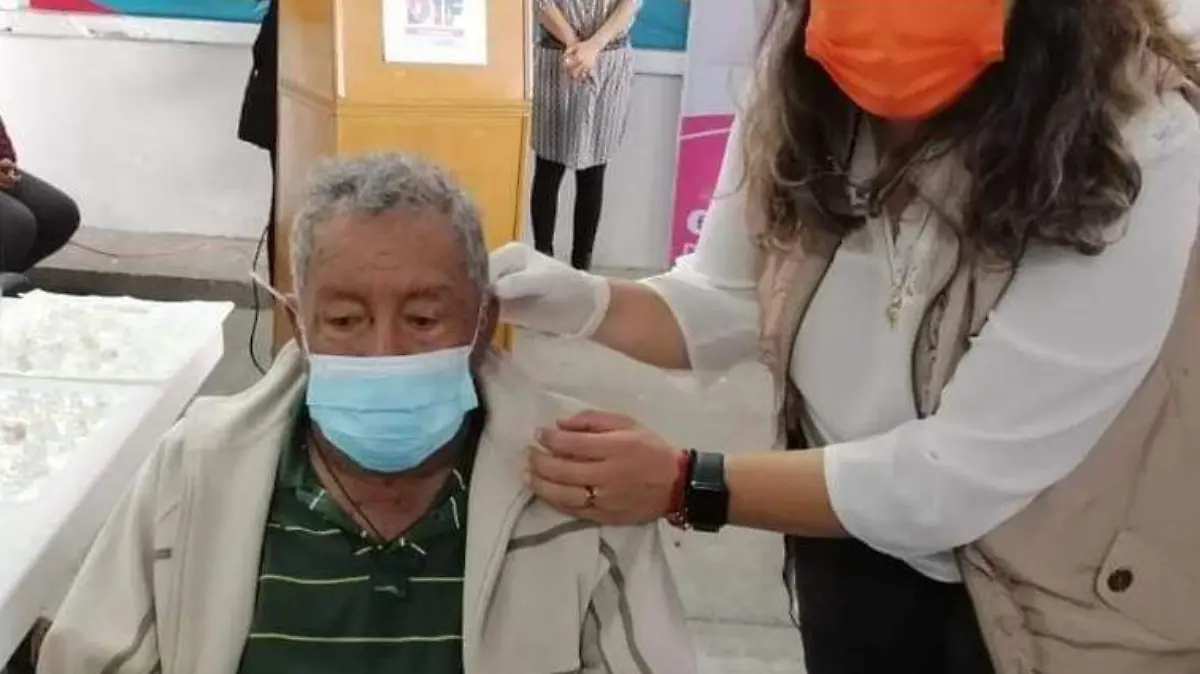 Entregan-aparatos-auditivos 