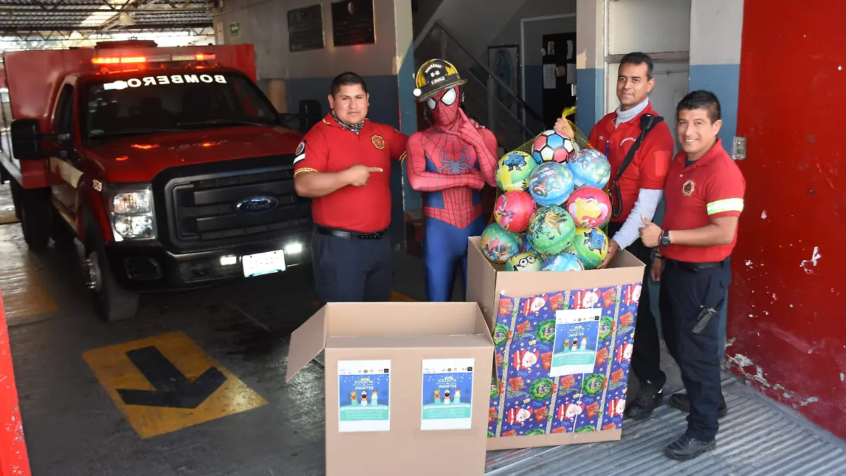 bomberos  colecta de juguete (6)