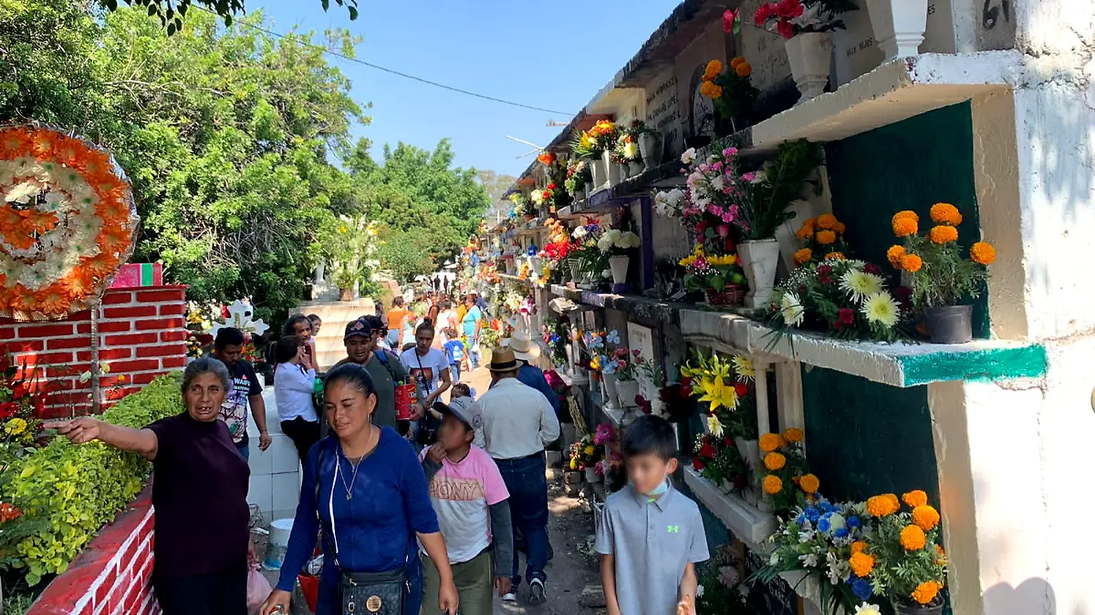 Visitan panteones (2) ok