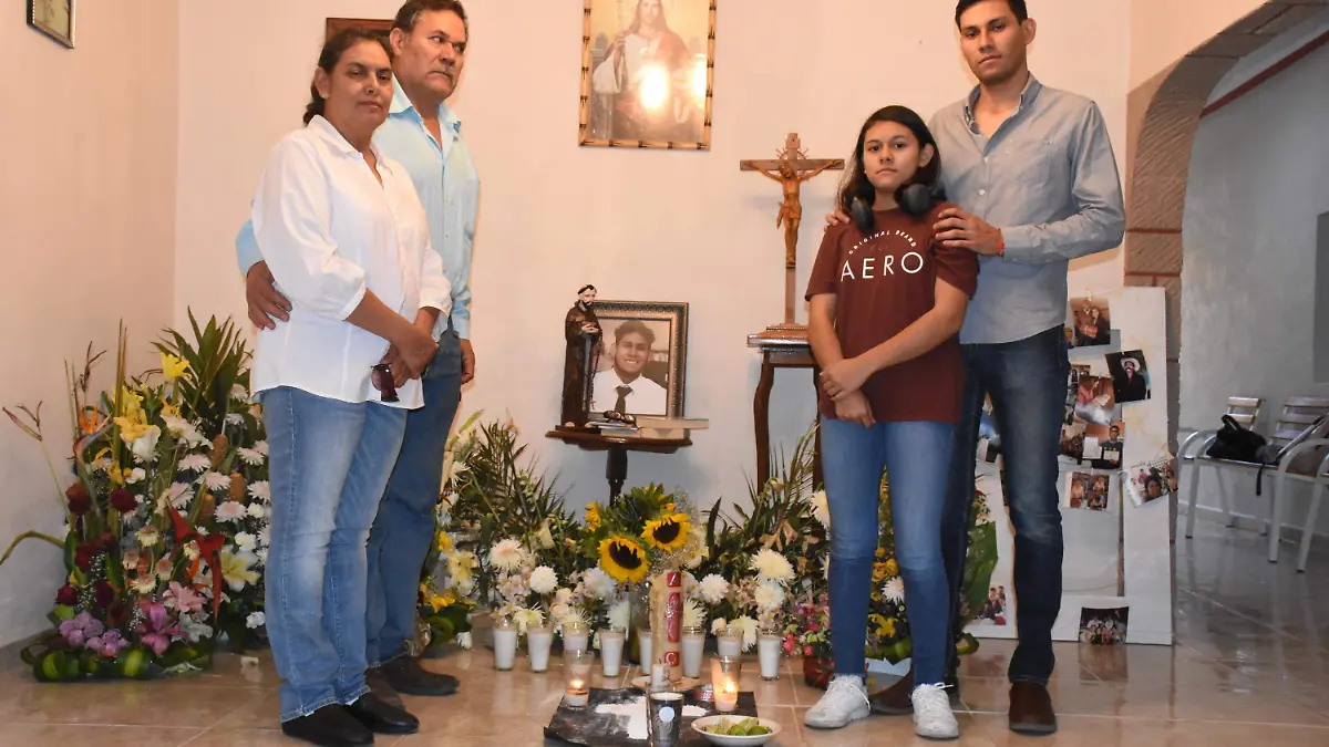 Su familia en el altar