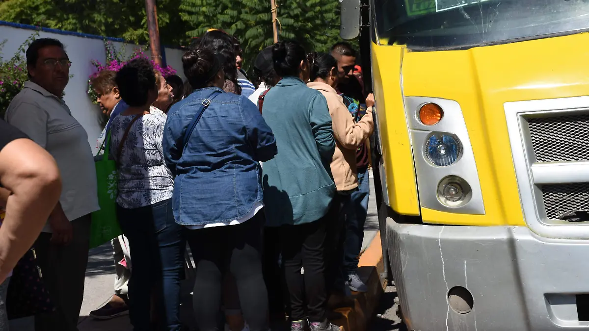 mujeres subiendo a microbus (2)