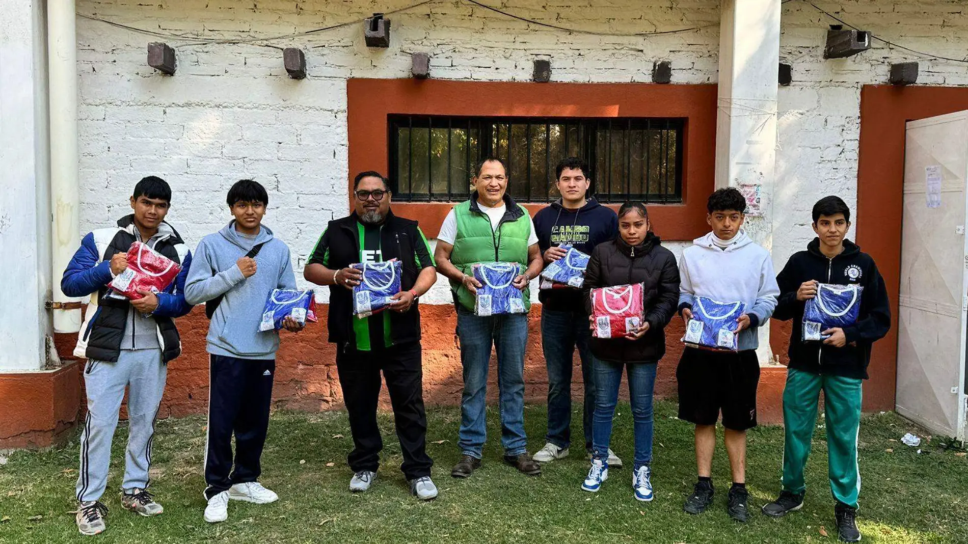 Mario Landín Rivera, titular de la Comisión Municipal del Deporte, fue el encargado de hacer entrega del material deportivo a los jóvenes pugilistas