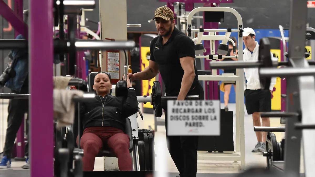 Los entrenadores te apoyan en los ejercicios