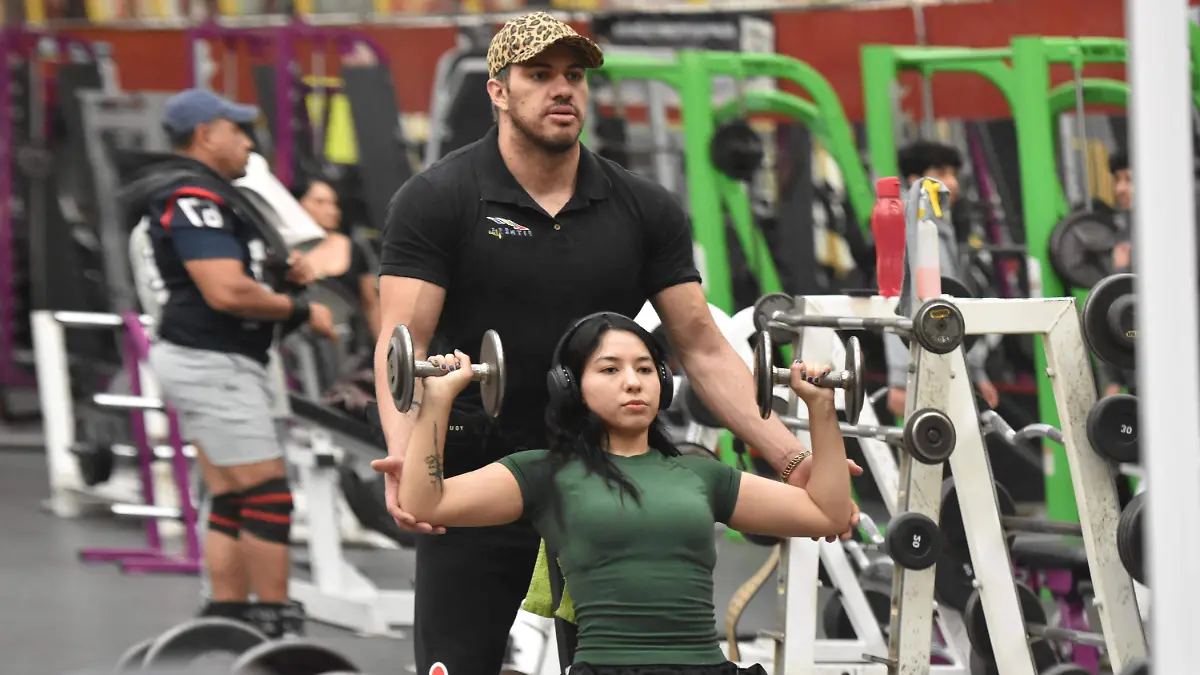 Un entrenador personal te guía durante todo el proceso
