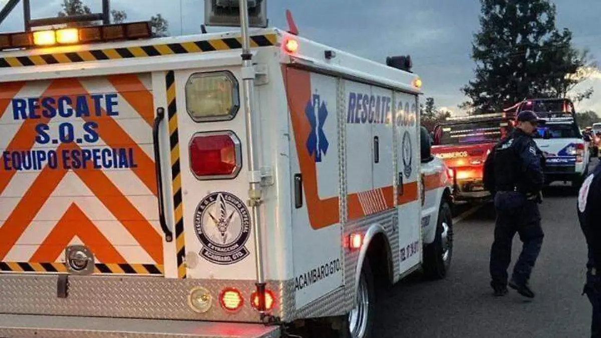 Rescate en volcadura en Acámbaro