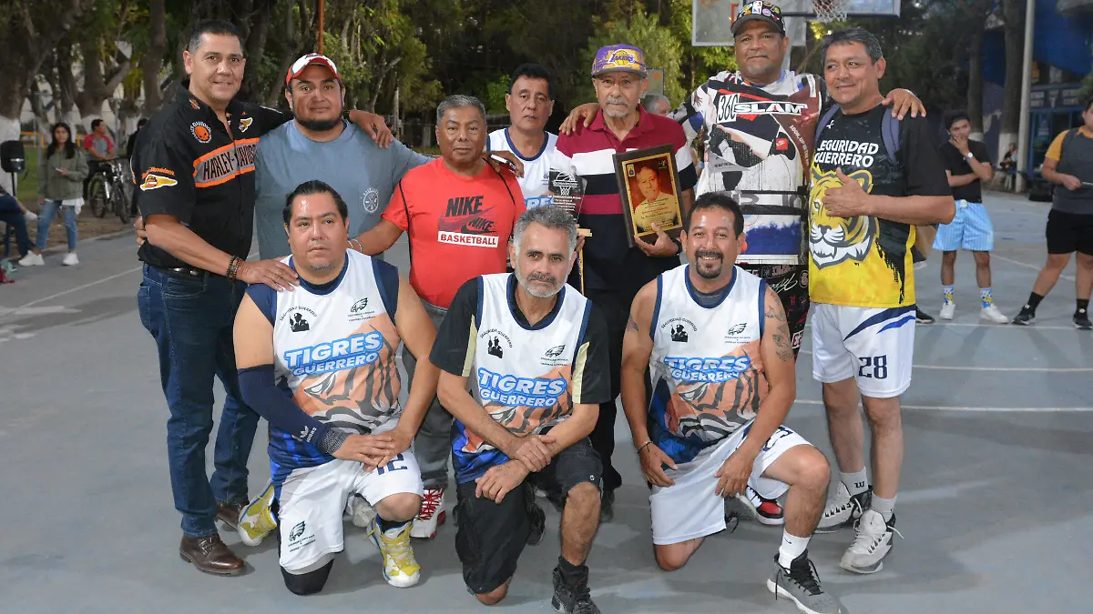 Con su equipo Tigres