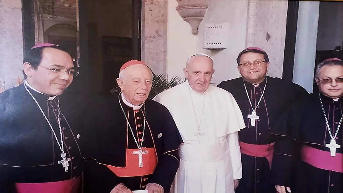 Obispo conoce al Papa (1) ok