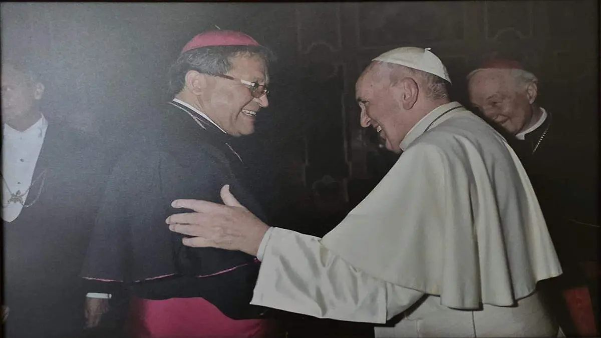 Obispo conoce al Papa (2) ok