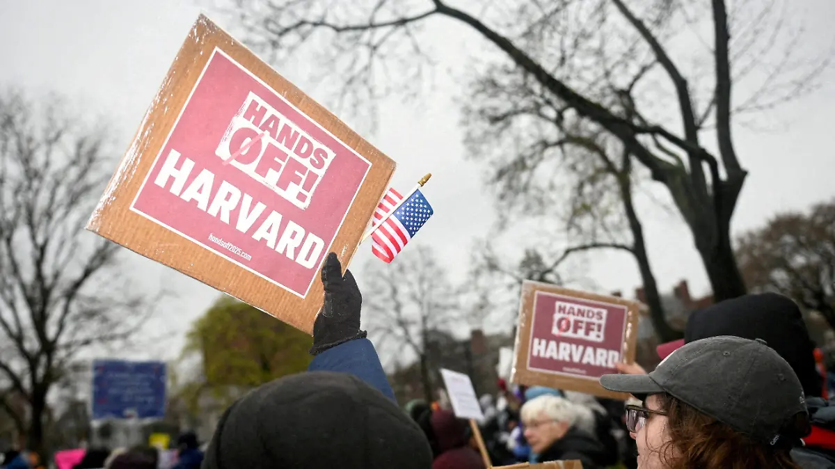 2025-04-30T224938Z_1752165287_RC2KWDA8QCCI_RTRMADP_3_USA-TRUMP-HARVARD-GRANTS