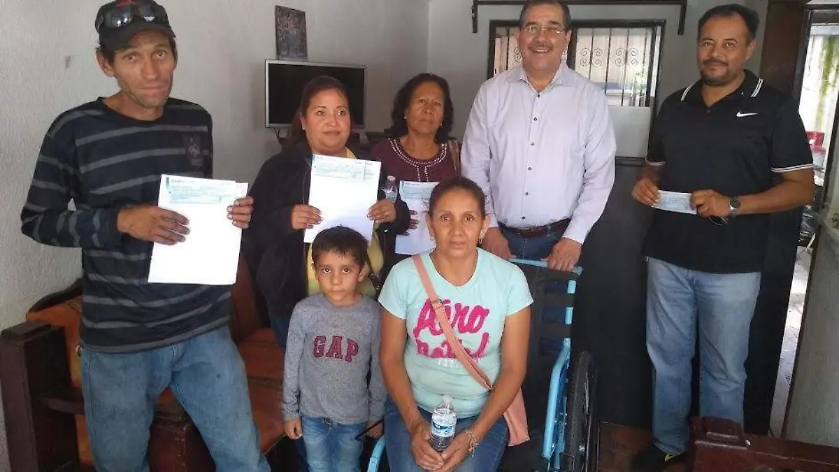 Diputado local - Entregan recursos a la Secundaria General 5 y a celayenses